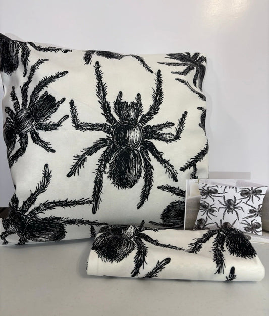 2x throw pillow covers 18x18 Wht Blk Tarantulas Spiders Home Decor Cottage Goth