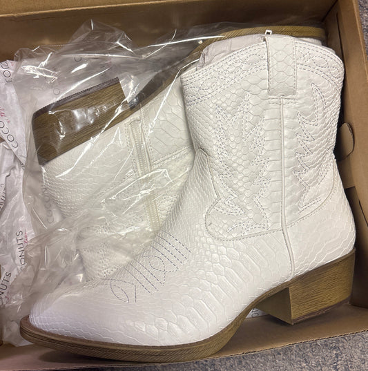 Pistol Short White Cowboy Boots